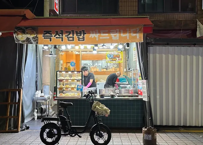 Jung Near Park And Market